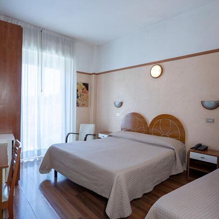 Hotel Britannia Rimini Marina Centro Exteriör bild