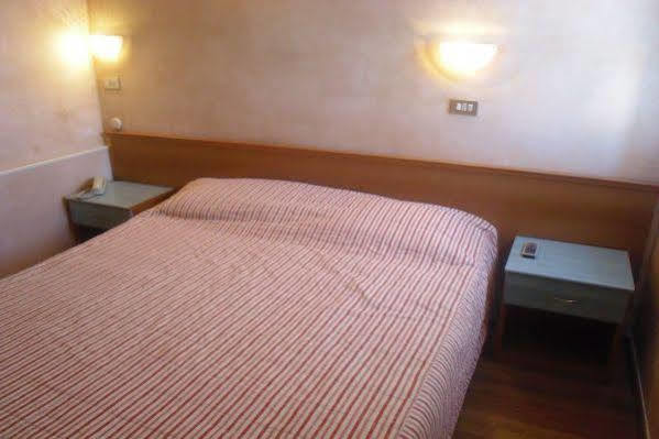 Hotel Britannia Rimini Marina Centro Exteriör bild