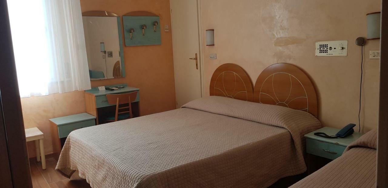 Hotel Britannia Rimini Marina Centro Exteriör bild