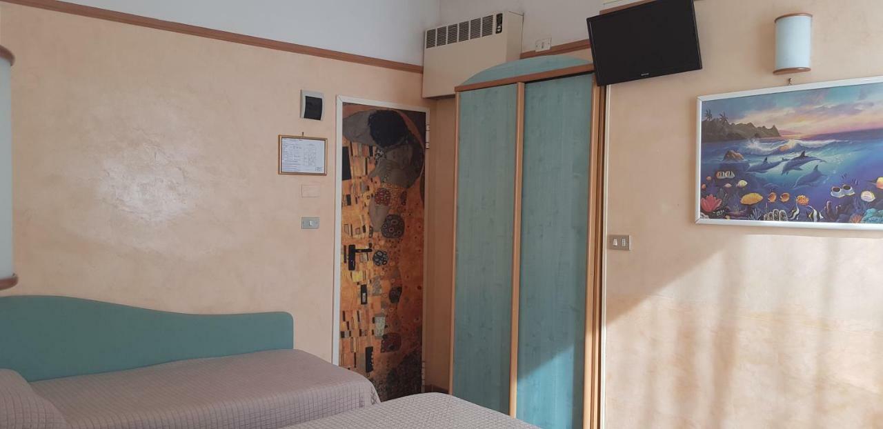 Hotel Britannia Rimini Marina Centro Exteriör bild